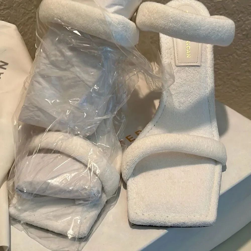 Good American Women's 11 White Terry Heel Sandals Double Strap Pool Vacation New - Picture 2 of 11